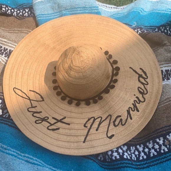 Altar'd State Accessories - NWOT Altar’d State just married beach sun hat